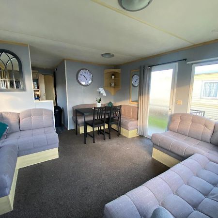 Seaview 190 - Ingoldmells - Pet Friendly, Wifi, Bed Linen - Close To Beach And Fantasy Island - Meadow Lakes Caravan & Lodge Hire المظهر الخارجي الصورة