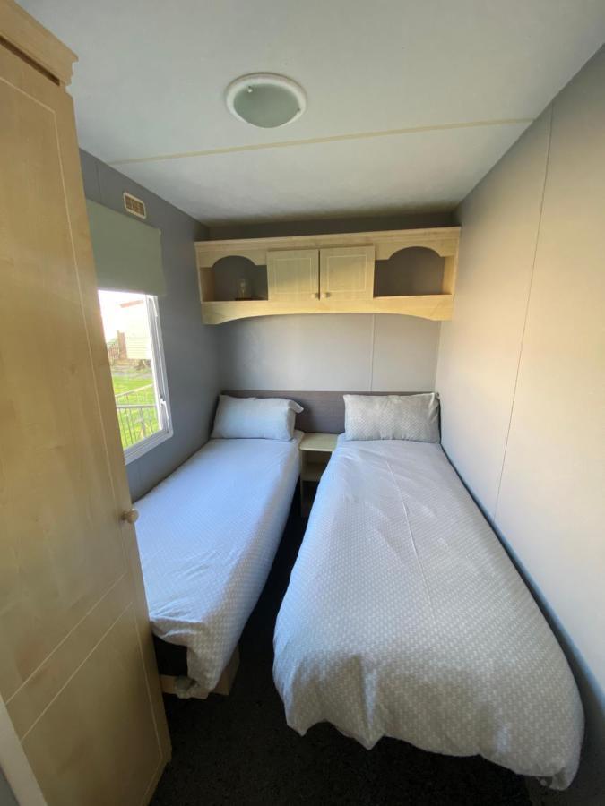 Seaview 190 - Ingoldmells - Pet Friendly, Wifi, Bed Linen - Close To Beach And Fantasy Island - Meadow Lakes Caravan & Lodge Hire المظهر الخارجي الصورة